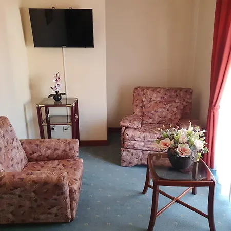 Peninsular Hotel 3*
